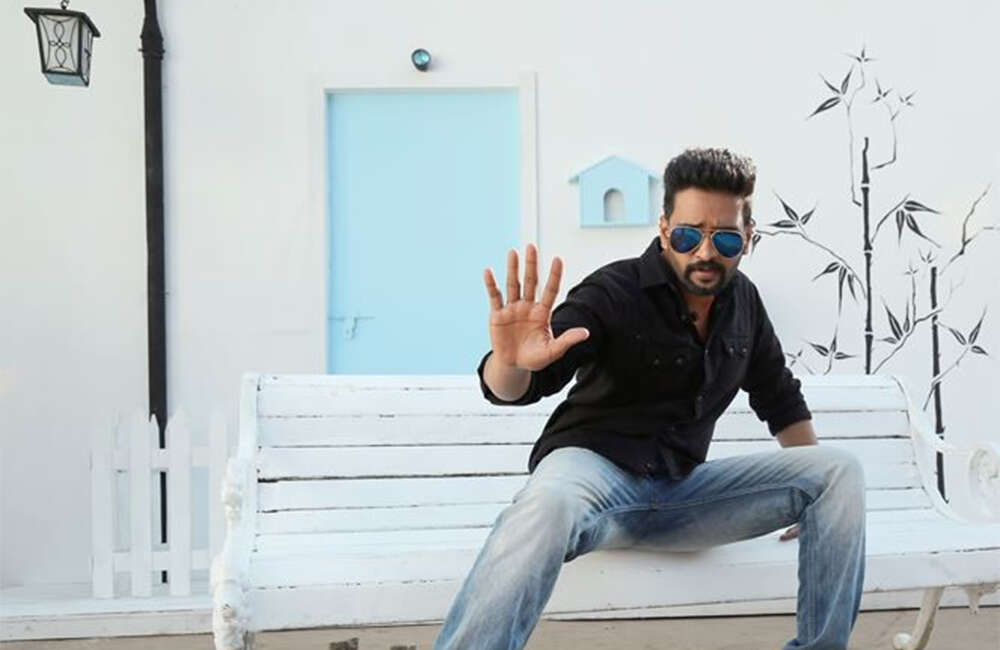 A still from Dhilluku Dhuddu