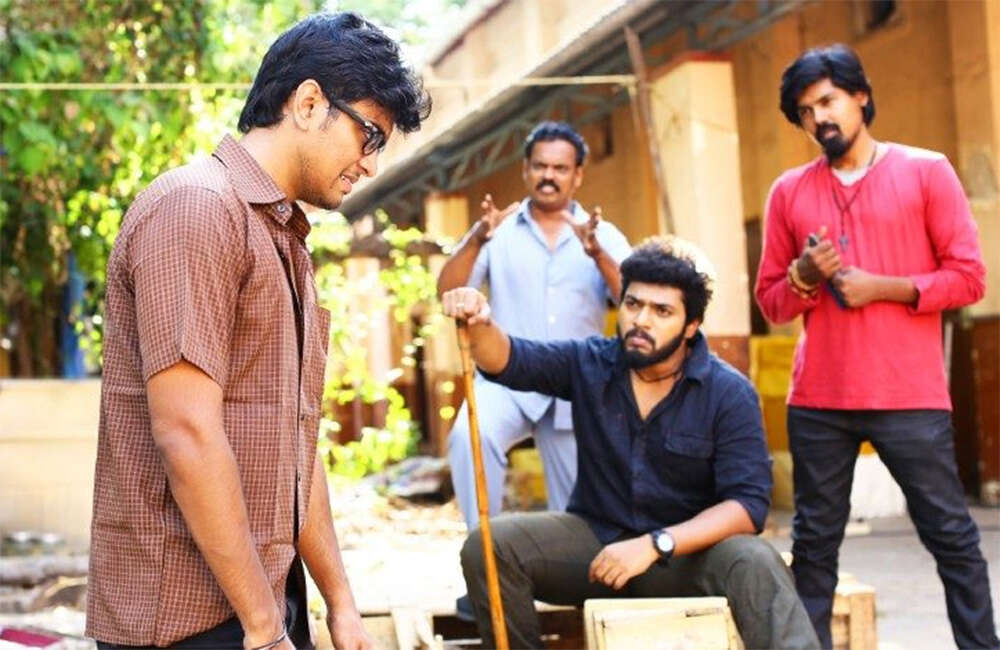 A still from Naalu Peruku Nalladhuna Edhuvum Thappilla