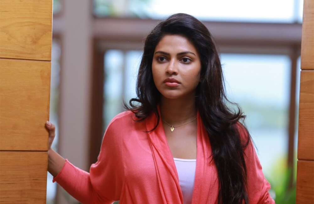 A still from Iddaru Iddare