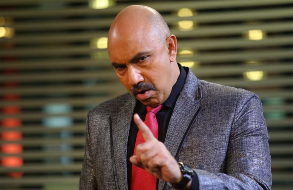 A still from Iddaru Iddare