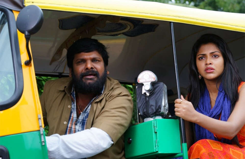 A still from Iddaru Iddare