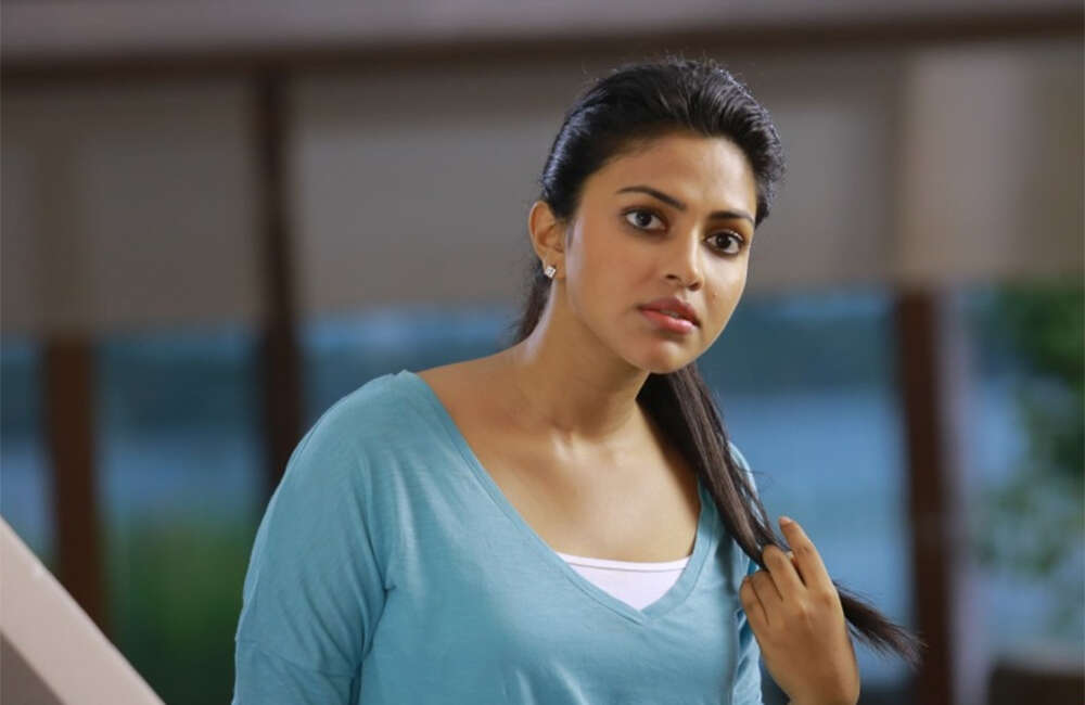 A still from Iddaru Iddare