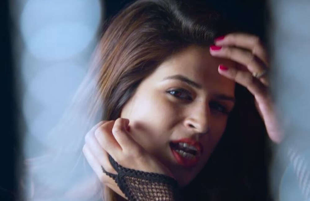 A still from Aata