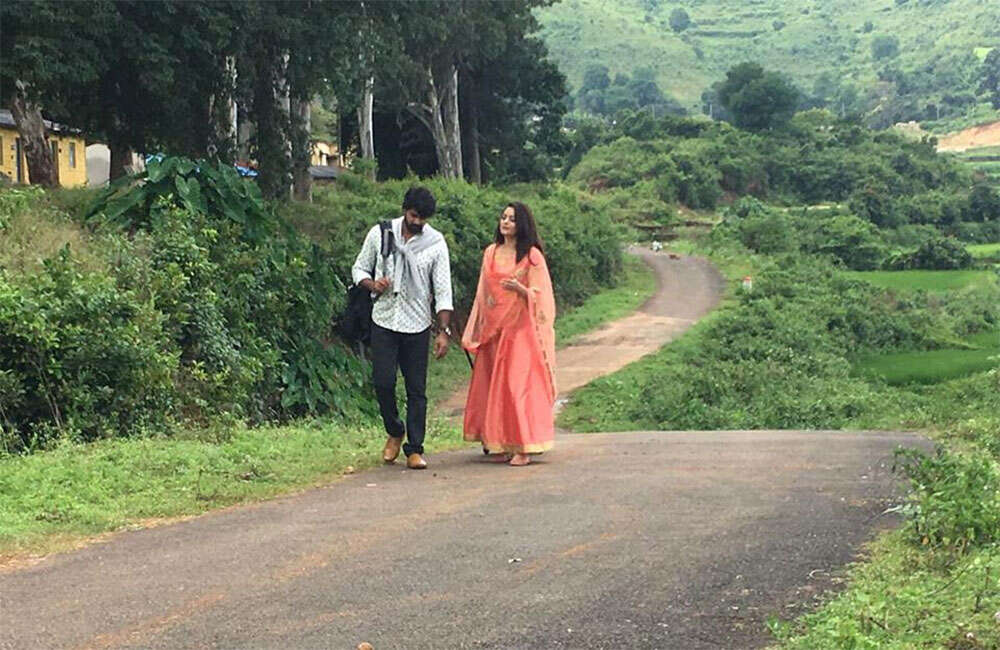 A still from Meelo Evaru Koteeswarudu