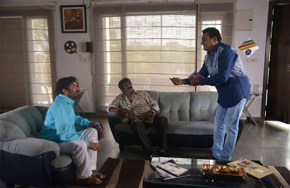 A still from Meelo Evaru Koteeswarudu