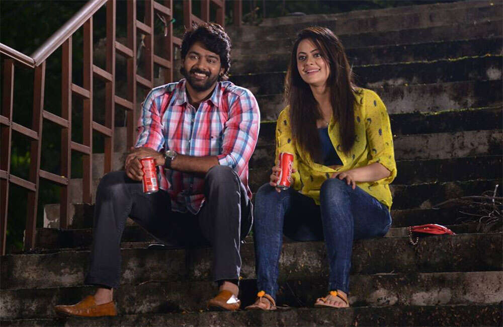 A still from Meelo Evaru Koteeswarudu