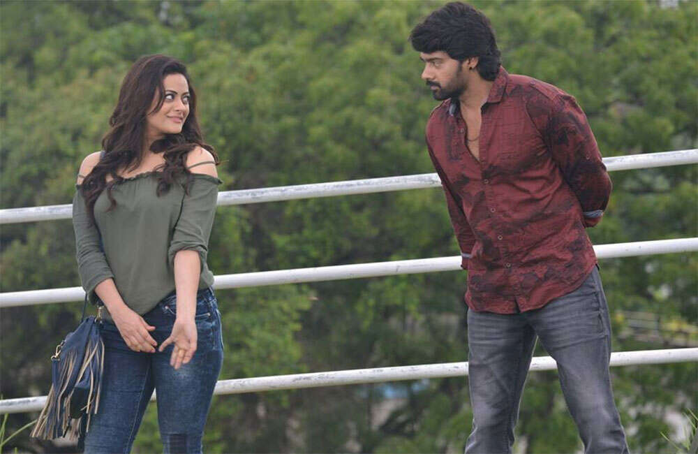 A still from Meelo Evaru Koteeswarudu