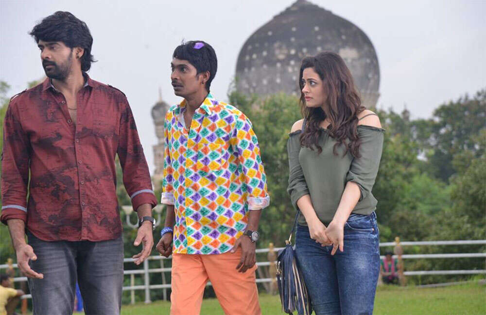 A still from Meelo Evaru Koteeswarudu