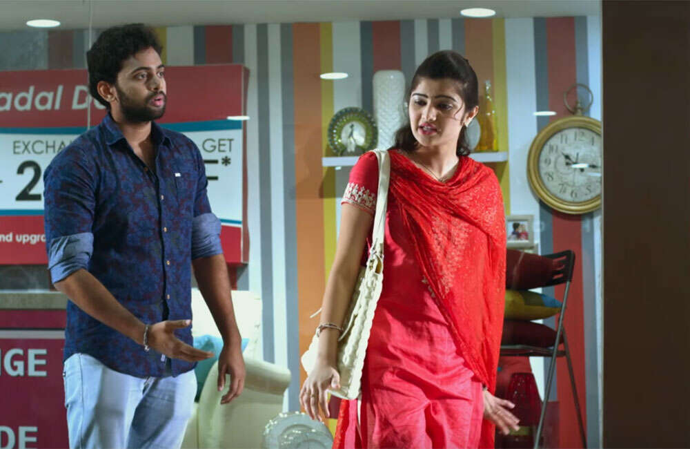 A still from Inkenti Nuvve Cheppu