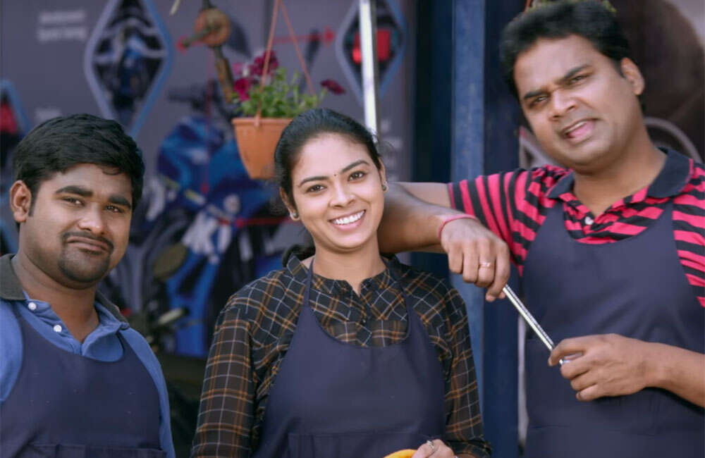 A still from Inkenti Nuvve Cheppu