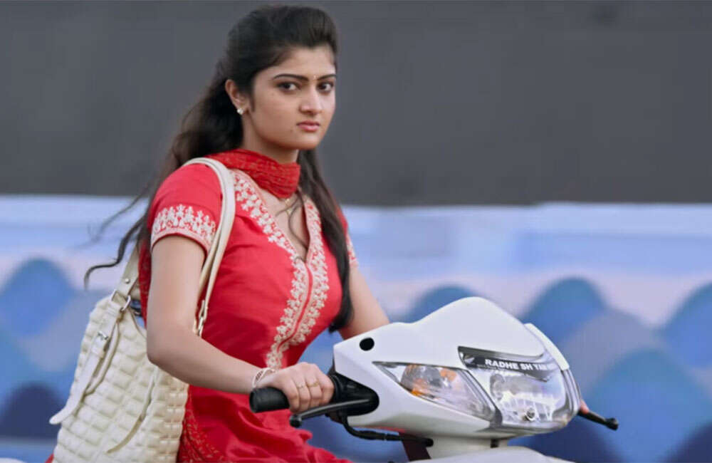 A still from Inkenti Nuvve Cheppu