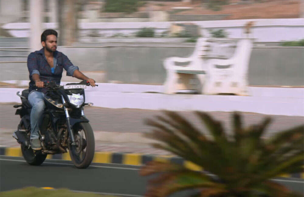 A still from Inkenti Nuvve Cheppu