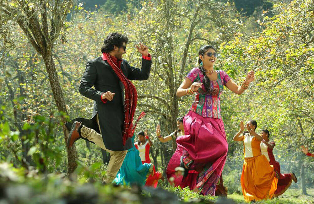 A still from Pudhusa Naan Poranthen