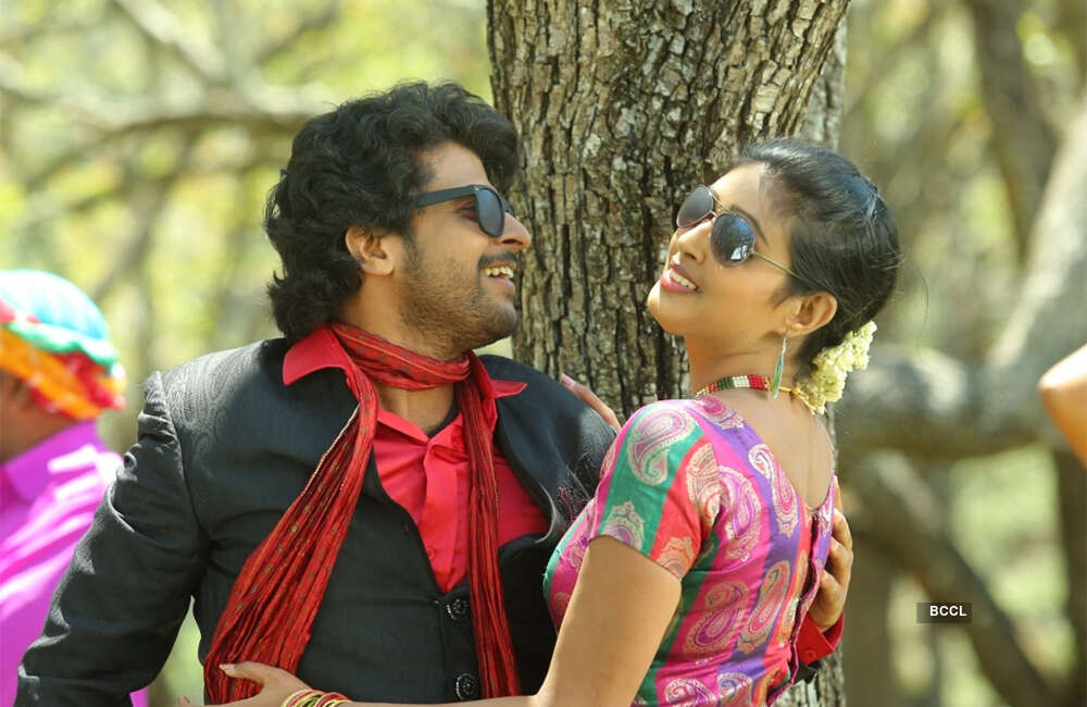 A still from Pudhusa Naan Poranthen