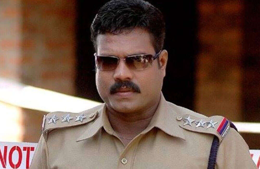 A still from Pudhusa Naan Poranthen