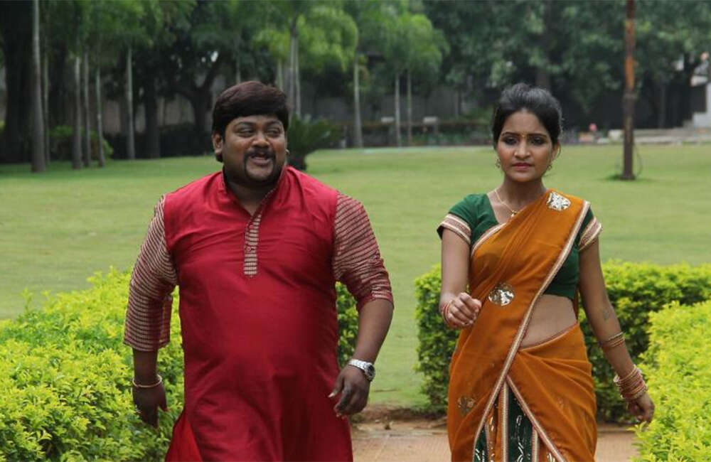 A still from Nuvvu Evaro Nenu Evaro