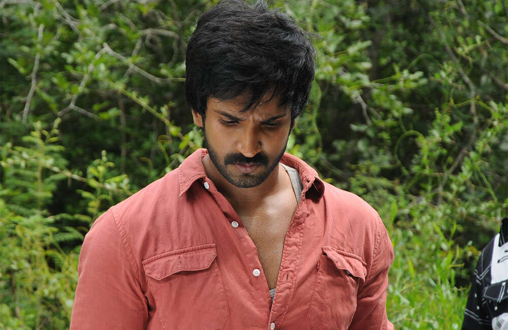 A still from Maragatha Naanayam