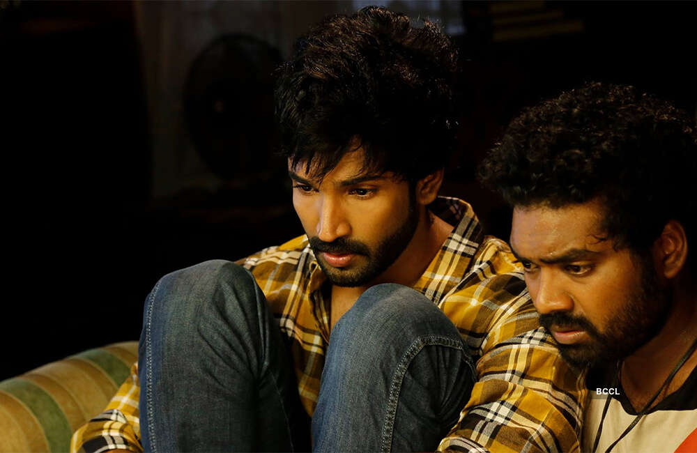 A still from Maragatha Naanayam