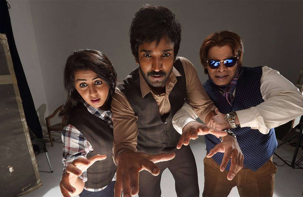 A still from Maragatha Naanayam