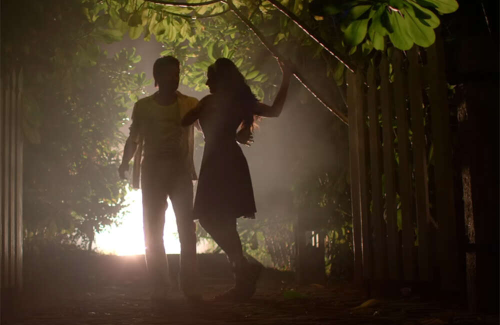 A still from Saravanan Irukka Bayamaen