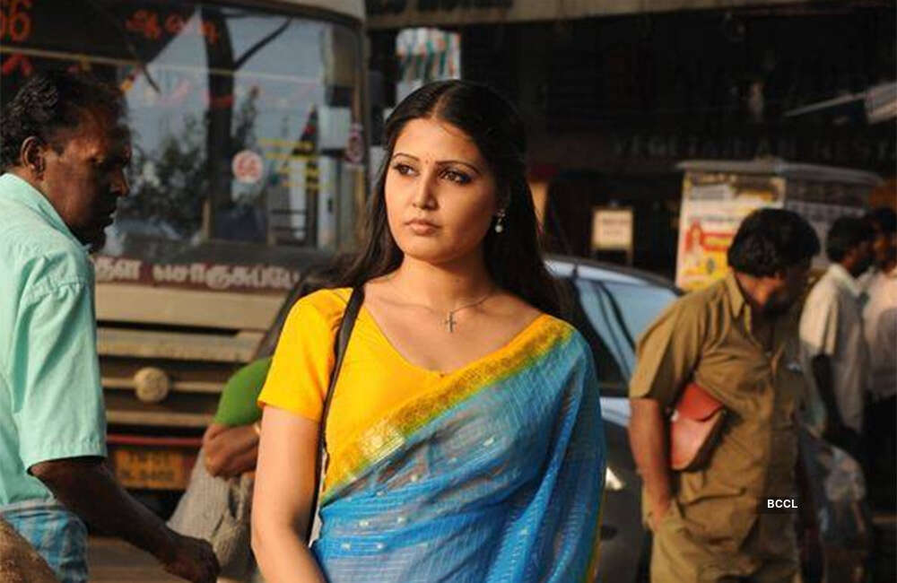 A still from Sivappu Enakku Pidikkum