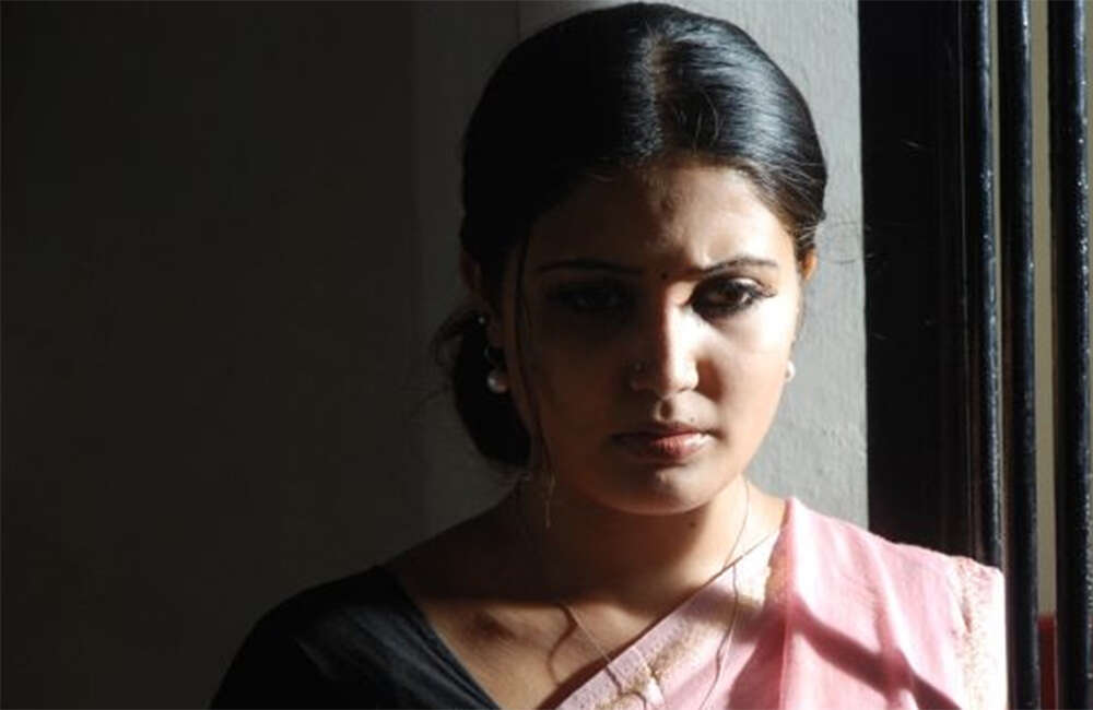 A still from Sivappu Enakku Pidikkum