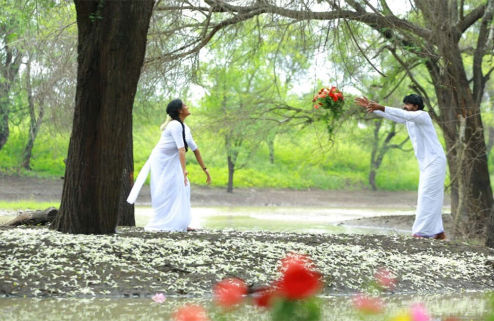 A still from Engeyum Naan Iruppen
