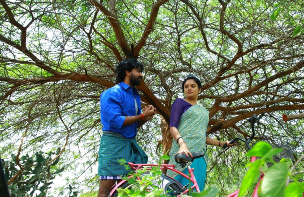 A still from Engeyum Naan Iruppen