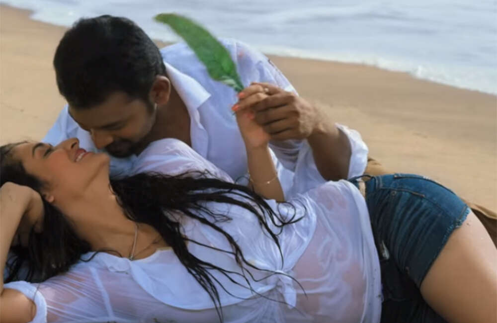 A still from Pannam Pathinonnum Seyum
