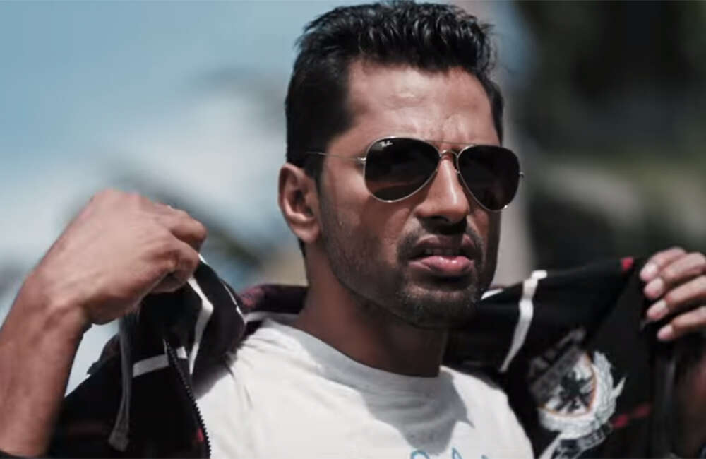 A still from Pannam Pathinonnum Seyum