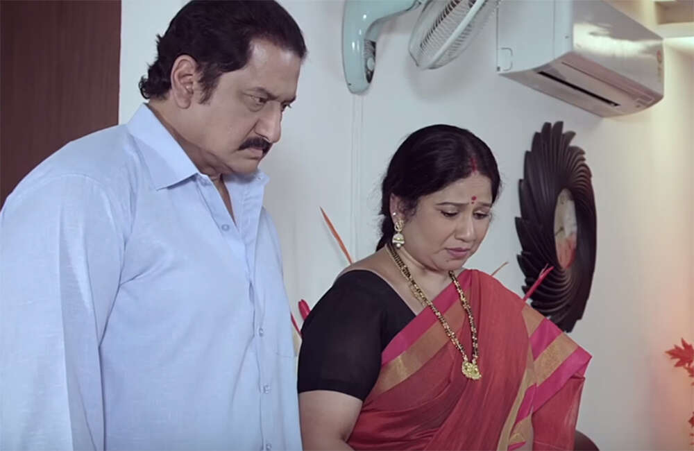 A still from Tholi Parichayam