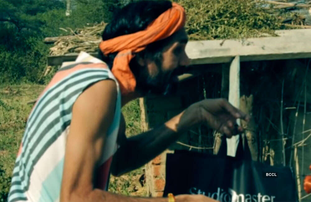 A still from Duniya Khatam Ho Rahi Hai
