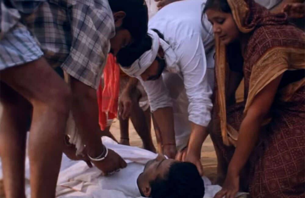 A still from Duniya Khatam Ho Rahi Hai