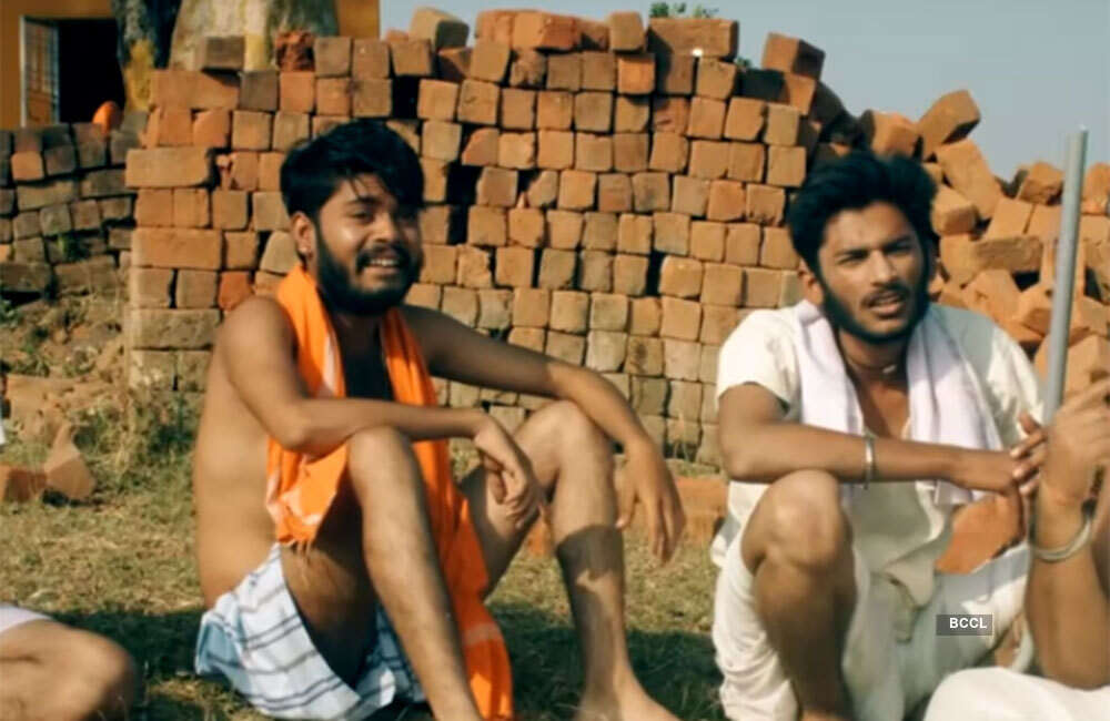 A still from Duniya Khatam Ho Rahi Hai