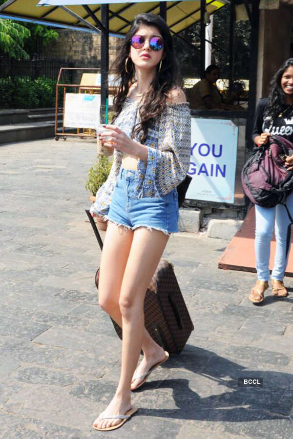 Suhana Khan, her besties & other family friends leave for Alibaug for Shah Rukh Khan’s birthday