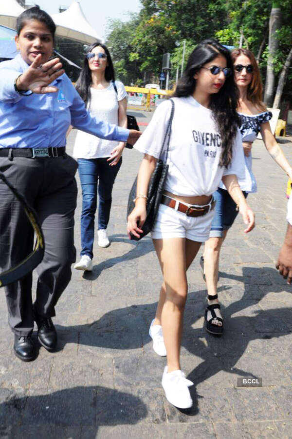 Suhana Khan, her besties & other family friends leave for Alibaug for Shah Rukh Khan’s birthday