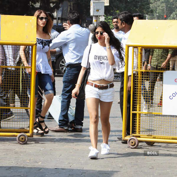 Suhana Khan, her besties & other family friends leave for Alibaug for Shah Rukh Khan’s birthday