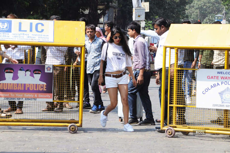 Suhana Khan, her besties & other family friends leave for Alibaug for Shah Rukh Khan’s birthday