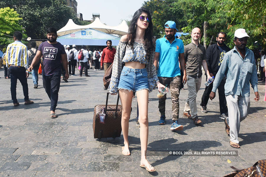 Suhana Khan, her besties & other family friends leave for Alibaug for Shah Rukh Khan’s birthday