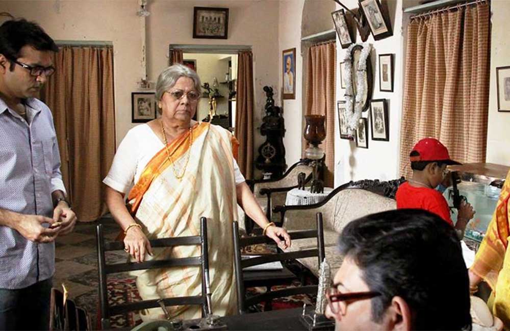 A still from Curzoner Kalom