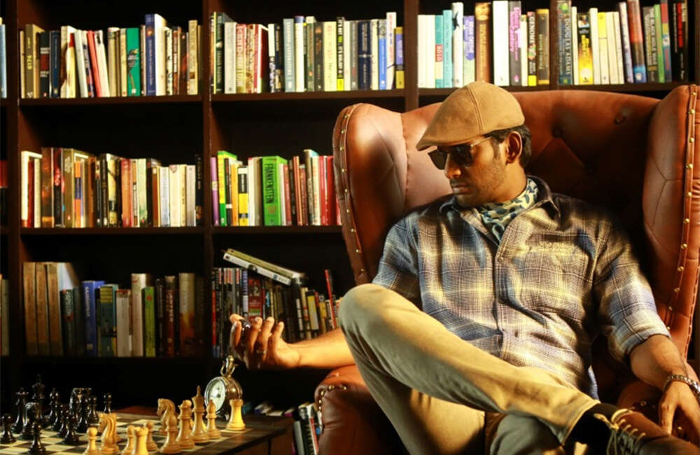 A still from Detective