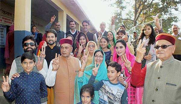 CM Virbhadra, Dhumal cast their vote