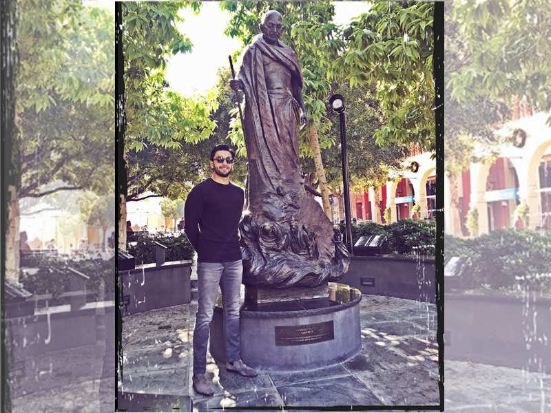 Pic: Ranveer Singh feels “proud to be an Indian” posing besides Mahatma Gandhi’s statue in California