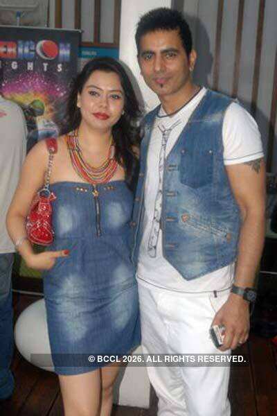 Model hunt pool party 