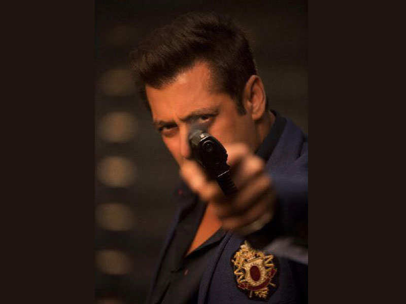 Salman Khan unveils his ‘Race 3’ look