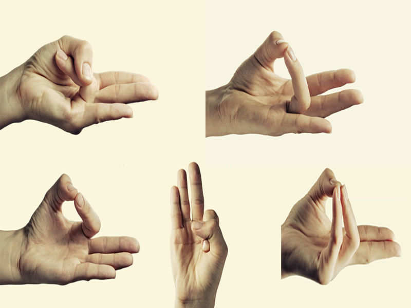 Try Out These 5 Hand Mudras To De Stress Anywhere Anytime