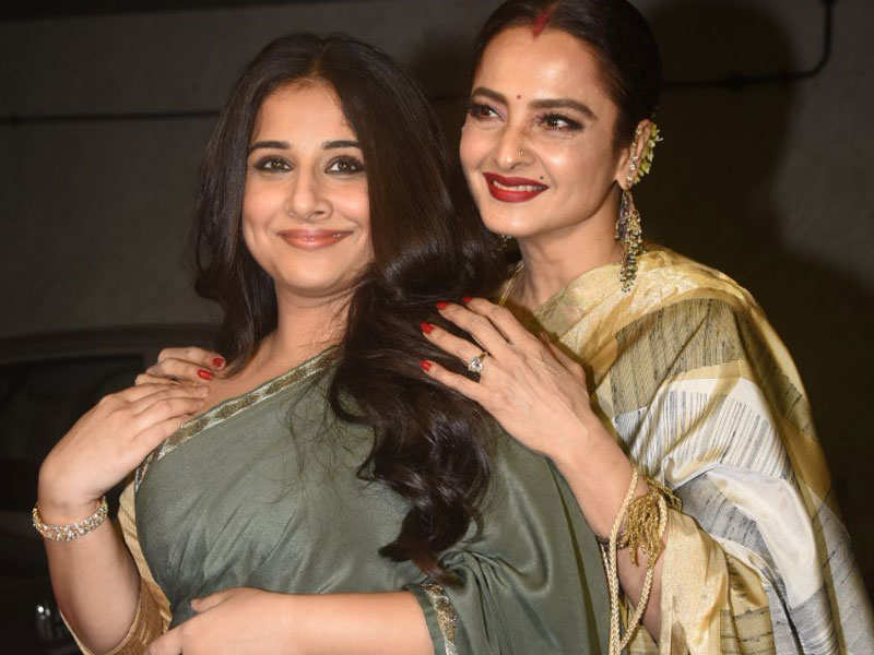 Vidya Balan poses with her idol Rekha at the screening of 'Tumhari Sulu'