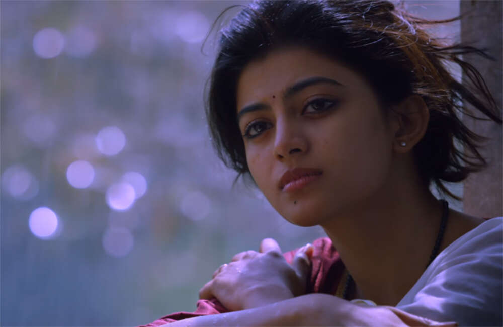 A still from En Aaloda Seruppa Kaanom