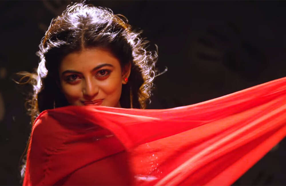 A still from En Aaloda Seruppa Kaanom