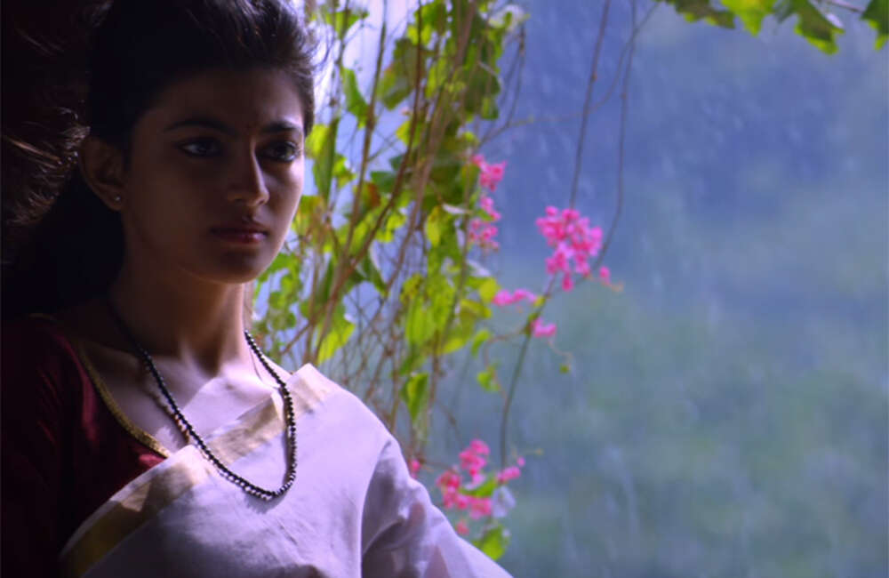 A still from En Aaloda Seruppa Kaanom
